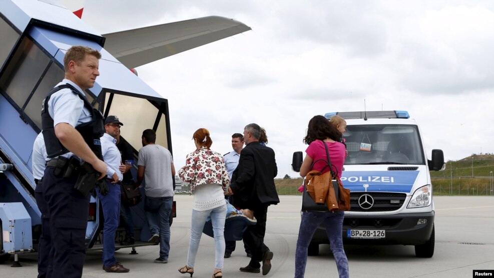Refgugjatët nga Shqipëria dhe Kosova duke hyrë në aeroplan me të cilin kthehen në vendet e tyre 