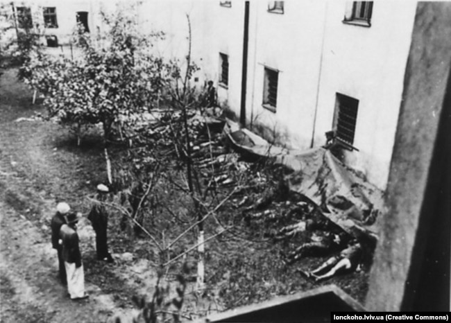 Впізнання загиблих у Бригідках. Львів, 3 липня 1941 року