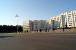 Экіпаваныя міліцыянты на плошчы Леніна ахоўваюць будынак аблвыканкаму