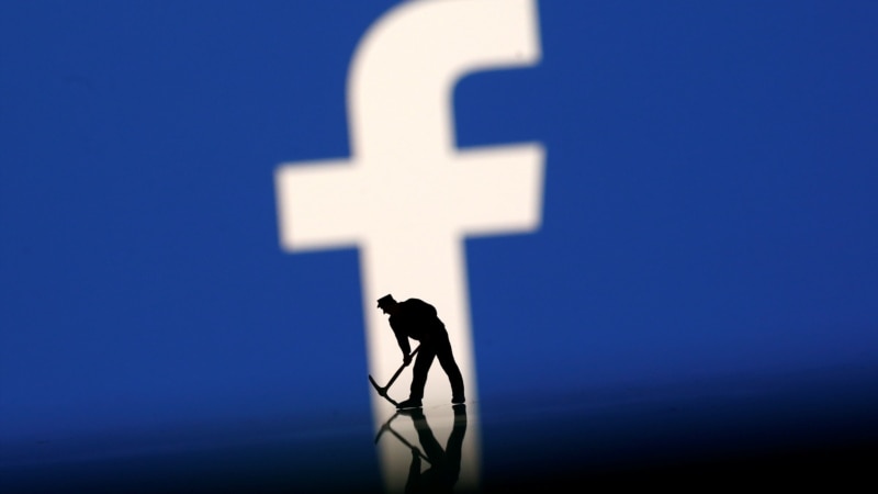 Facebook fshin dhjetëra llogari 