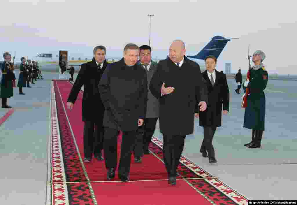 На межправсовет прибыл и премьер-министр Беларуси Андрей Кобяков.