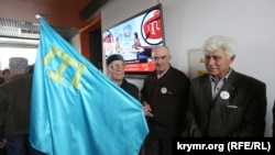 Кримчани прийшли підтримати телеканал АТР у березні 2015 року