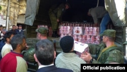 Syria - Russian soldiers distribute humanitarian aid sent by Armenia in Aleppo, 14Feb2017.