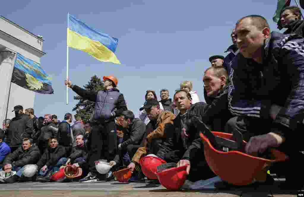 Мітинг шахтарів під стінами Верховної Ради з вимогою реального реформування вугільної галузі, Київ, 23 квітня 2015 року