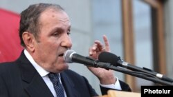 Armenia -- Armenian National Congress leader Levon Ter-Petrossian speaks at anopposition rally in Yerevan, 26Jun2012.