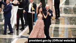 Аляксандар Лукашэнка танцуе з Марыяй Васілевіч, сьнежань 2018