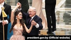 Аляксандар Лукашэнка і міс Беларусь-2018 Марыя Васілевіч падчас танца на першым Рэспубліканскім навагоднім балі для моладзі ў Палацы Незалежнасьці, 28 сьнежня 2018 году