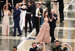 Марыя Васілевіч танчыць з Аляксандрам Лукашэнкам на Рэспубліканскім навагоднім балі для моладзі ў Палацы Незалежнасьці, 28 сьнежня 2018 году