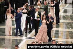Аляксандар Лукашэнка і Марыя Васілевіч падчас танца на першым Рэспубліканскім навагоднім балі для моладзі ў Палацы Незалежнасьці, 28 сьнежня 2018 году