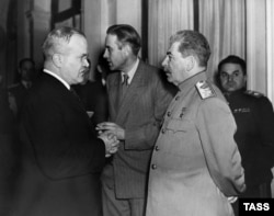 Вячеслав Молотов, посол США в СССР Уильям Гарриман и Иосиф Сталин, 1945 год