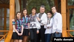 Петро Порошенко із сім'єю (Фото зі сторінки Facebook: www.facebook.com/petroporoshenko)