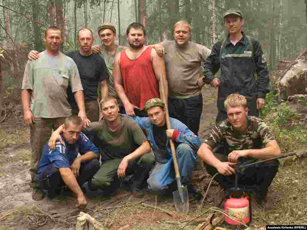Residents from the district town of Vyksa are working as volunteer firefighters armed with only garden sprinklers and shovels. They call themselves the first line of defense between the fires and their homes. This team has kept up 24-hour shifts on the outskirts of the Vyksa forest for the past two weeks.