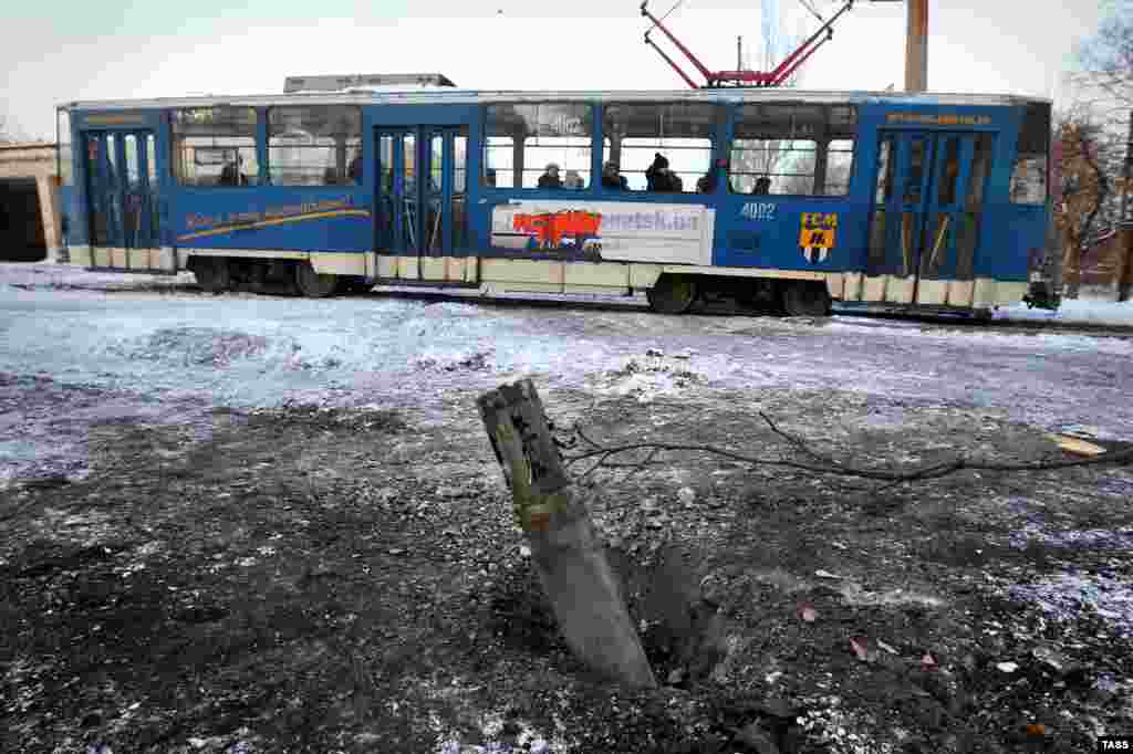 Залишки реактивного снаряду біля трамвайної зупинки у Донецьку, 4 грудня 2014 року