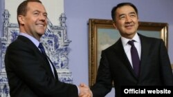 Ресей премьер-министрі Дмитрий Медведев (сол жақта) пен Қазақстан премьер-министрі Бақытжан Сағынтаев. 