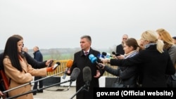 Лидер Приднестровья Вадим Красносельский на мосту в Гура-Быкулуй, 18 ноября 2017 года