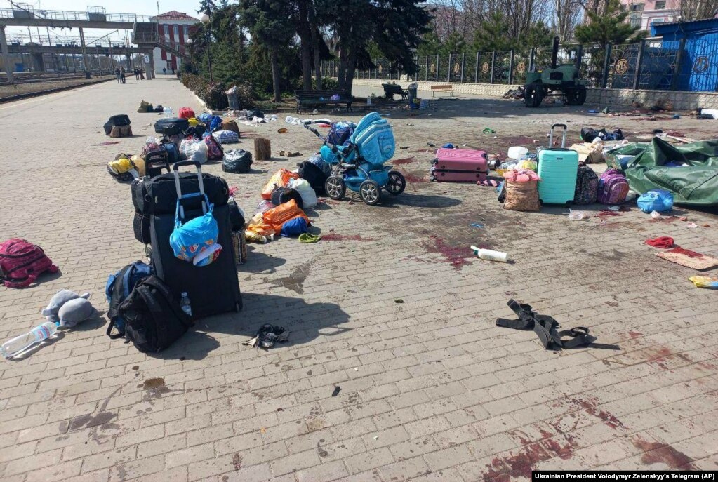Në këtë fotografi, të publikuar më 8 prill në kanalin Telegram të presidentit ukrainas, Volodymyr Zelensky, shihen njolla gjaku mes valixheve dhe çantave të shpinës. Bombardimet e forcave ruse në një platformë të stacionit hekurudhor në Kramatorsk lanë të vdekur së paku 50 civilë, përfshirë pesë fëmijë.