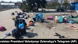 Пятна крови возле сумок, чемоданов, детской коляски на платформе после ракетного удара российских военных по железнодорожному вокзалу в Краматорске, 8 апреля 2022 года, в результате чего погиб 61 человек, 121 человек получил ранения