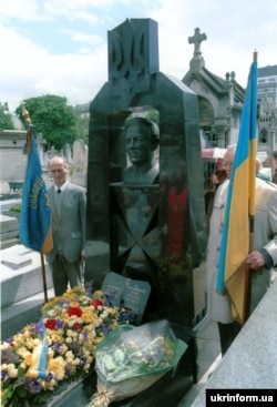 Могила голови Директорії та головного отамана військ УНР Симона Петлюри на цвинтарі Монпарнас у Парижі. 2000 рік