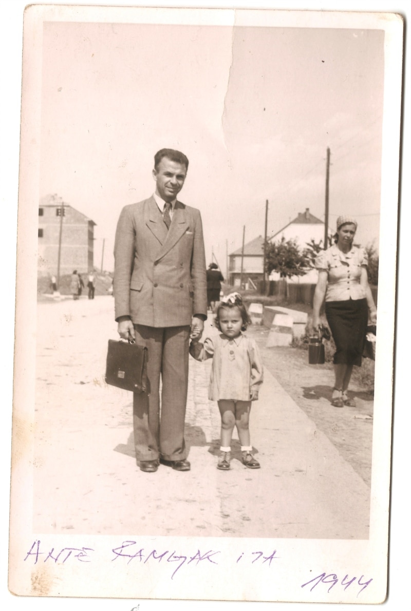 Ante Ramljak sa malom Mirom u Zagrebu 1944. godin