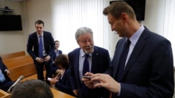 Генрих Падва и Алексей Навальный на процессе 2017 года, в котором Падва представлял интересы бизнесмена Алишера Усманова, требовавшего от ФБК удалить фильм "Он вам не Димон"