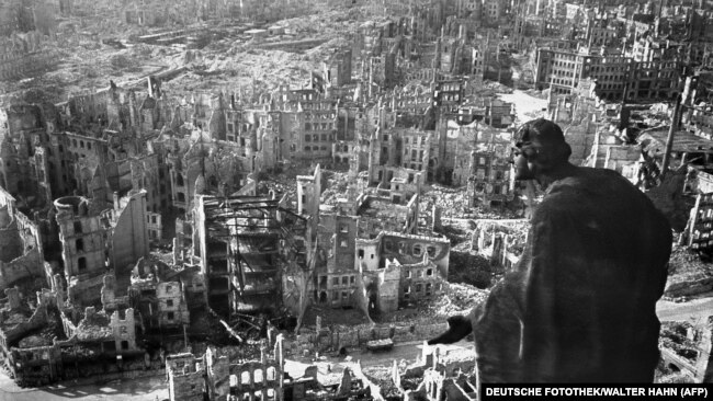 Снимка на града, направена след бомбардировките от 13-14 февруари 1945 г.