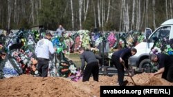Пахаваньне памерлага ад каранавірусу ў Стоўпцах, 23 красавіка 2020 году