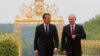 Президент Франции Эммануэль Макрон (слева) и президент России Владимир Путин в Версале, 29 мая 2017 года