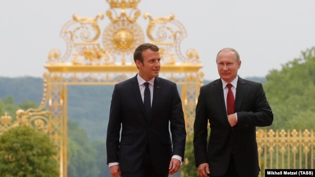 Президент Франции Эмманюэль Макрон и президент России Владимир Путин (слева направо) во время встречи в Версале, 29 мая 2017 года
