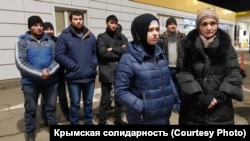 Гульсум Алиева (в центре) на админгранице между Крымом и Херсонской областью, 13 января 2020 года