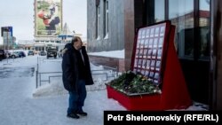 Імпровізований меморіал пам’яті загиблих перед входом на шахту «Північна»