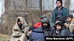 Grupa ilegalnih migranta kod kampa Blazuj blizu Sarajeva