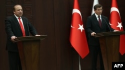 Turkish Prime Minister Ahmet Davutoglu (R) and his Pakistani counterpart Nawaz Sharif hold a joint press conference in Ankara on April 3.
