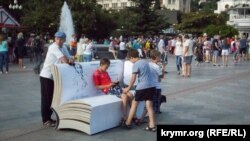 У Ялті на набережній відкрився книжковий ярмарок «Книжкові алеї», приурочений до фестивалю «Велике російське слово», 5 червня 2018 року