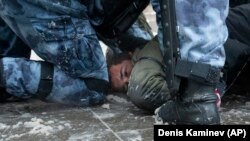 Російські силовики жорстко затримують учасників протестів на захист
опозиційного лідера Олексія Навального. Москва, Росія. 31 січня 2021 року