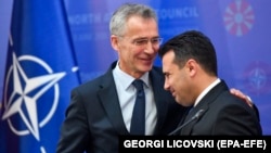 Генеральный секретарь НАТО Йенс Столтенберг и премьер-министр Северной Македонии Зоран Заев (справа) на совместной пресс-конеференции в Скопье 3 июня 2019 года.