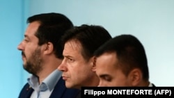(soldan) Matteo Salvini, baş nazir Giuseppe Conte və baş nazirin digər müavini Luigi Di Maio