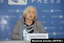 "Әділ сөз" қорының сол кездегі жетекшісі Тамара Калеева баспасөз мәслихатын өткізіп отыр. Алматы, 21 желтоқсан, 2016 жыл (Азаттық архивіндегі фото)
