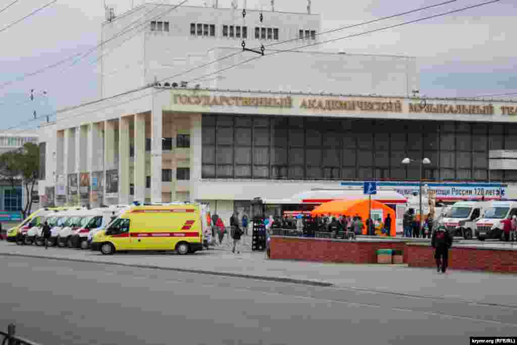 На центральній площі Сімферополя відзначають 120-річчя швидкої допомоги Росії 