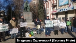 Участники митинга против участия России в войне в Сирии