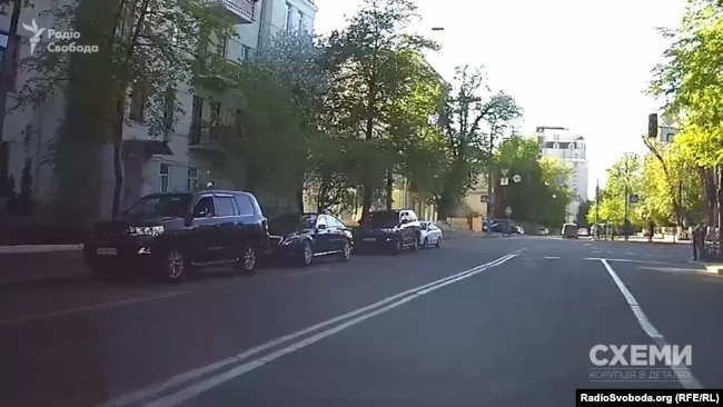 Того ж місяця «Схеми» зафіксували і другий візит Суркісів до АП