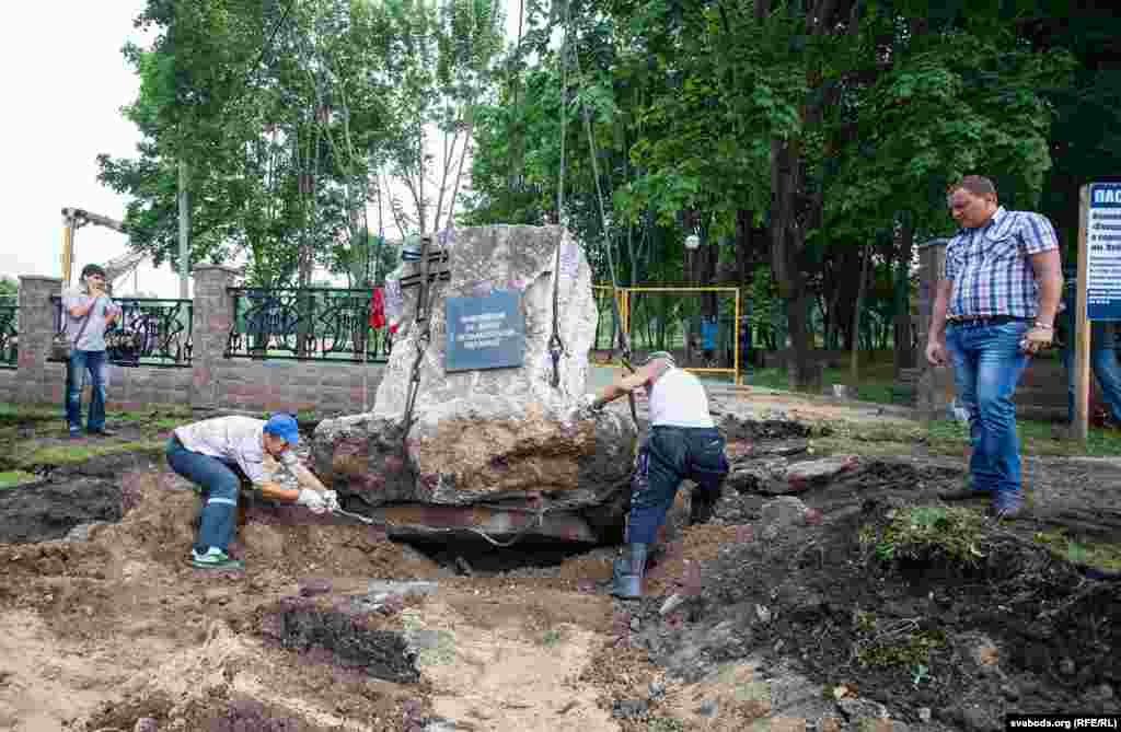 Помнік «Пакутнікам за волю і незалежнасьць Беларусі» ў Маладэчне разбурылі падчас яго чарговага пераносу 28 чэрвеня. Фота Siarhiej Leskieć