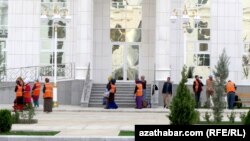 Коммунальщики убирают территорию госучреждения. Туркменистан (Иллюстративное фото)