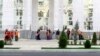Бюджетники и коммунальщики убирают территорию вокруг госучреждения. Туркменистан (архивное фото) 