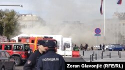 Oficerë dhe zjarrfikëse pranë një kampi tendash të mbështetësve të Qeverisë para Kuvendit serb.