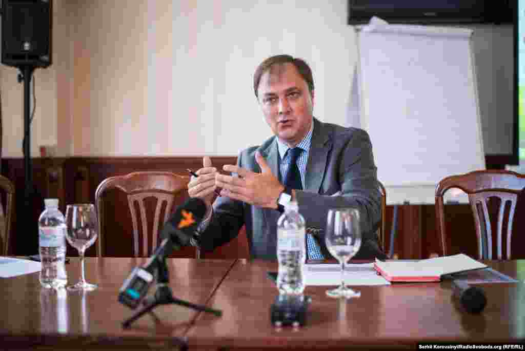Ігор Перегінець, колишній заступник міністра охорони здоров’я: «Ми як громадяни країни зараз перебуваємо «на дні» – на дні довіри всіх суспільних взаємовідносин. Рівень експертизи, експертності в провідних суспільних ланках країни є дуже низьким: як в охороні здоров’я, так і в журналістиці. Ми відстали на років 30 від загального глобального контексту розвитку»