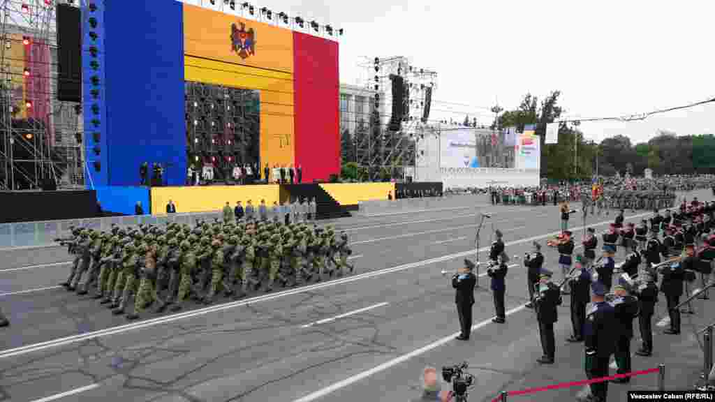 Peste 2.000 de militari și angajați ai instituțiilor de securitate și apărare, veterani ai războiului de pe Nistru și militari din state partenere au participat la parada de Ziua Independenței. Armata și structurile de forță au defilat cu peste 100 de unități de tehnică militară și specială.<br><br><br>