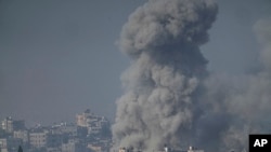 Стовп диму піднімається в Секторі Гази після авіаудару Ізраїлю. 1 листопада 2023 року