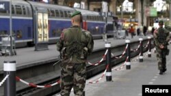 Акси истгоҳи роҳи оҳани Лион дар Париж аз бойгонӣ гирифта шудааст