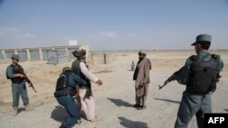 Сотрудники сил безопасности Афганистана ведут досмотр на одном из контрольно-пропускных пунктов. Иллюстративное фото.