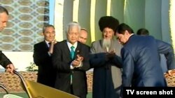 Türkmenistanyň prezidenti Gurbanguly Berdimuhamedow «Olimpiýa» şäherçesiniň düýbüni tutuş dabarasynda, 5-nji noýabr.